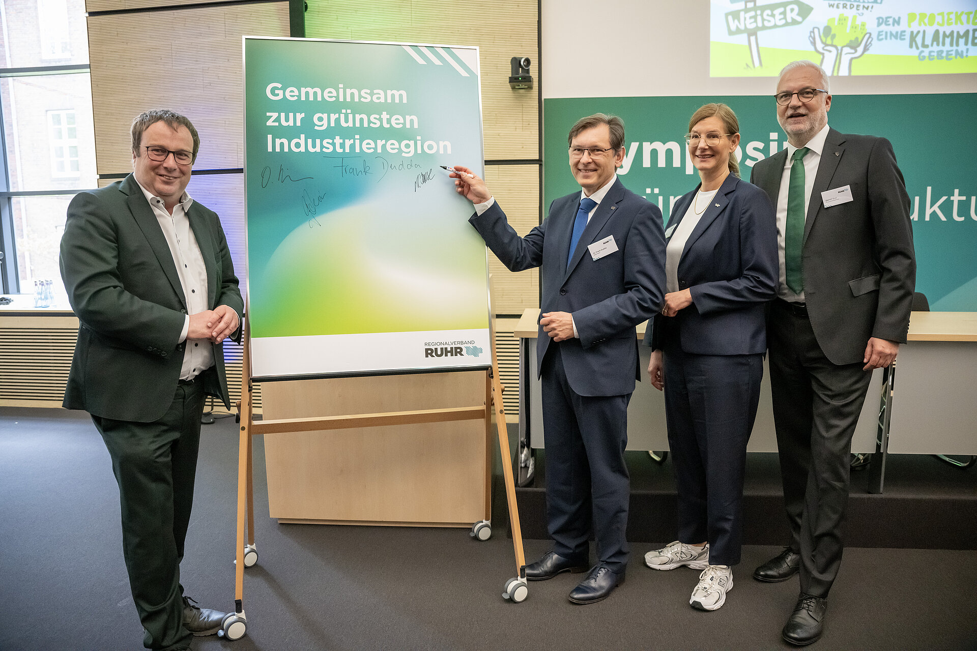 Gruppenfoto mit Oliver Krischer (NRW Umweltministerium), Dr. Frank Dudda (Ruhrparlament), Nina Frense und Garrelt Duin (RVR)
