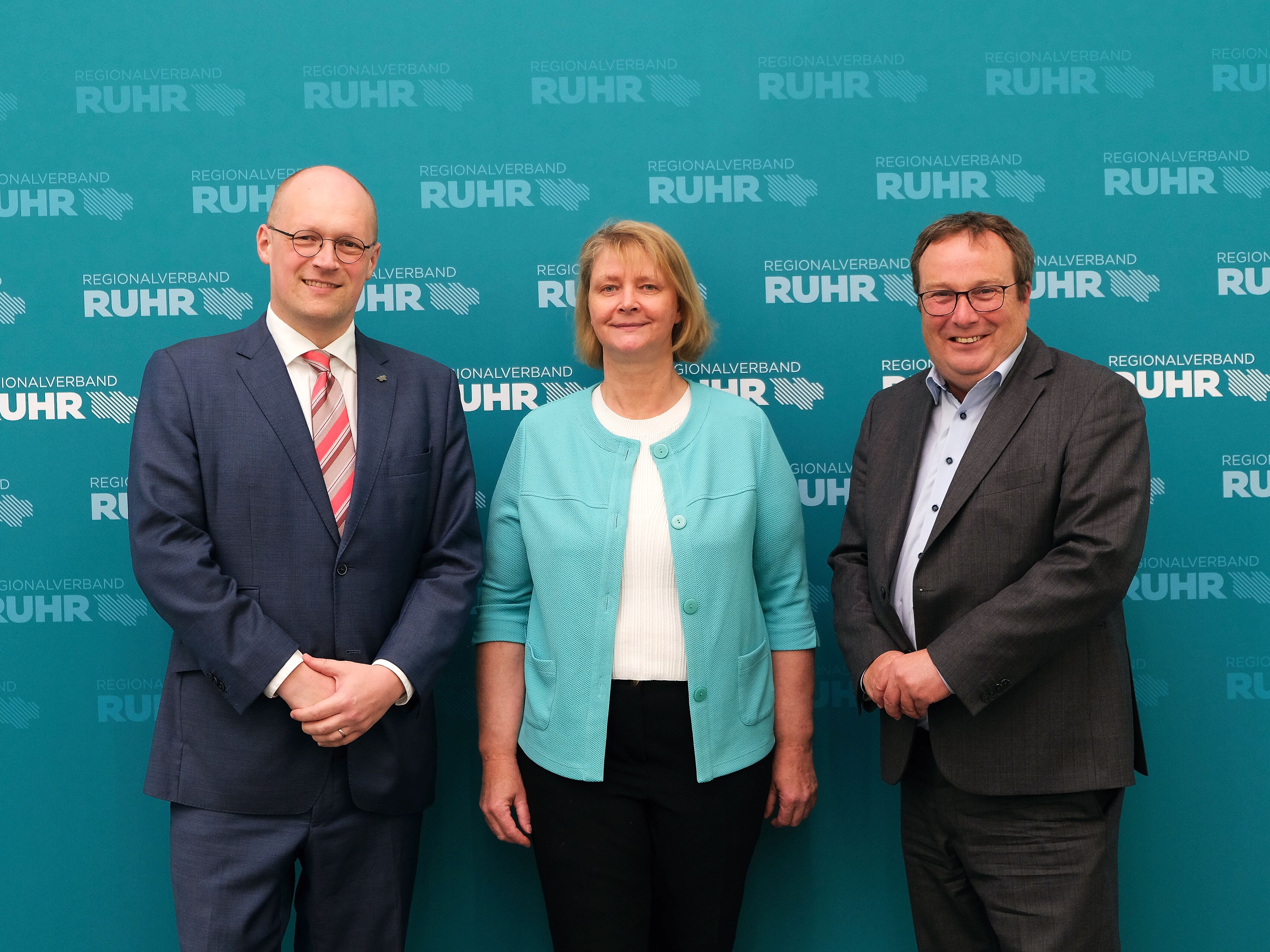NRW-Verkehrsminister Oliver Krischer mit Sabine von der Beck (Ausschussvorsitzende) und RVR-Bereichsleiter Stefan Kuczera.