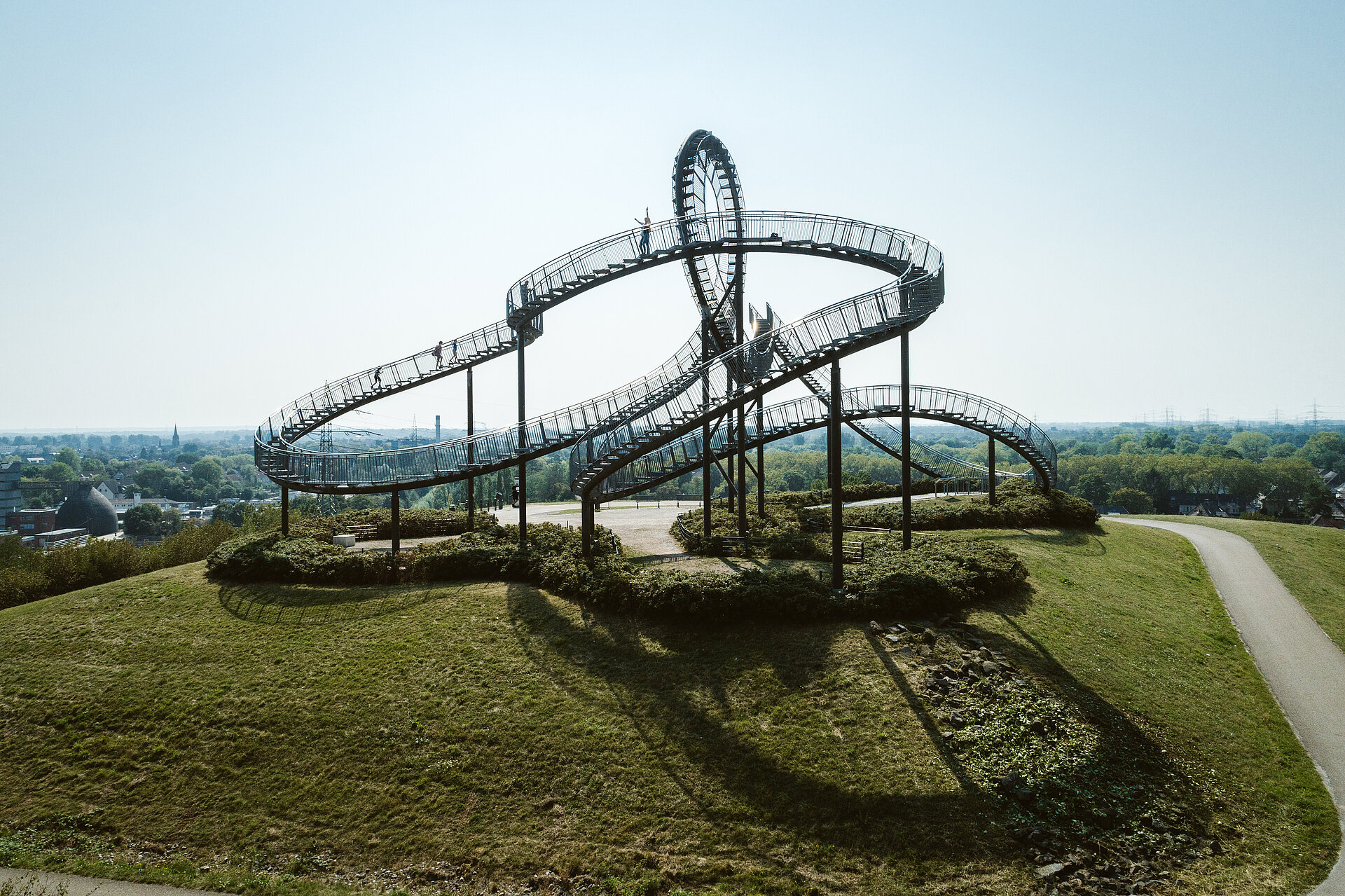 "Tiger & Turtle - Magic Mountain" auf der Heinrich-Hildebrand-Höhe in Duisburg.