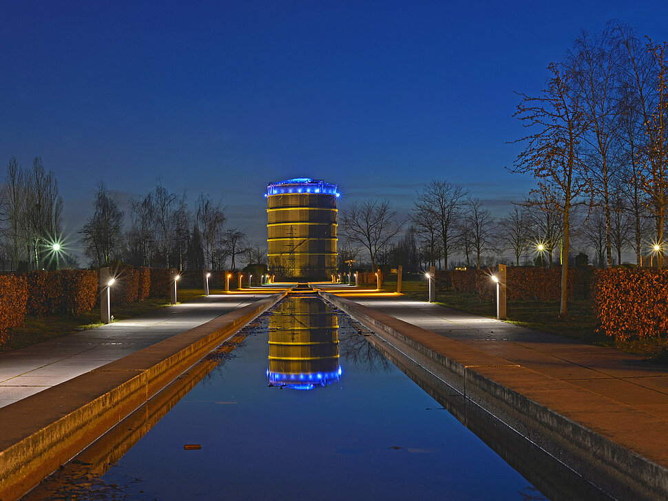 Gasometer: Außenansicht des Industriedenkmals und Wahrzeichens der Stadt Oberhausen.