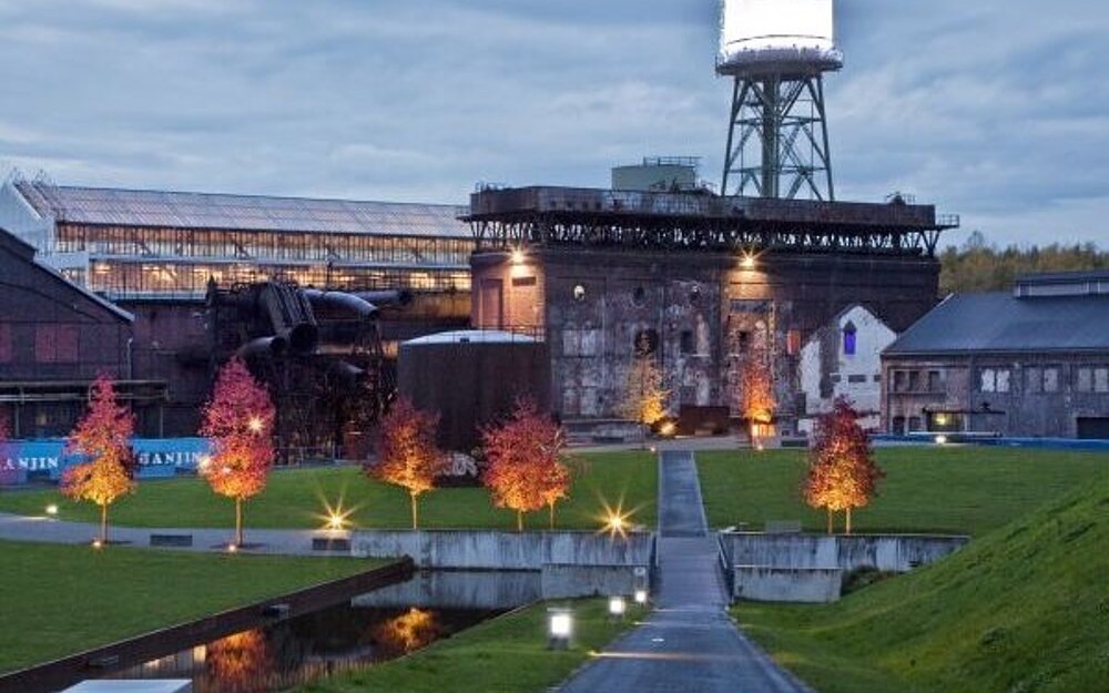 Der Westpark mit der Jahrhunderthalle und dem Wasserturm in Bochum. Foto: RVR/Ziese