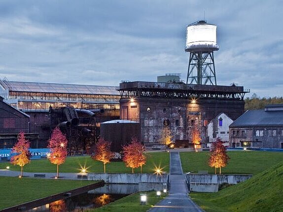 Der Westpark mit der Jahrhunderthalle und dem Wasserturm in Bochum. Foto: RVR/Ziese