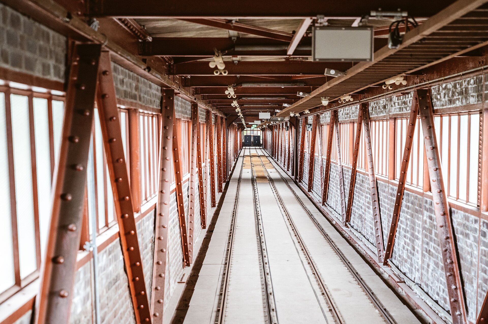 Bandbrücke zwischen Wiegeturm (A29) und Mischanlage (C70) auf der Kokerei Zollverein in Essen.