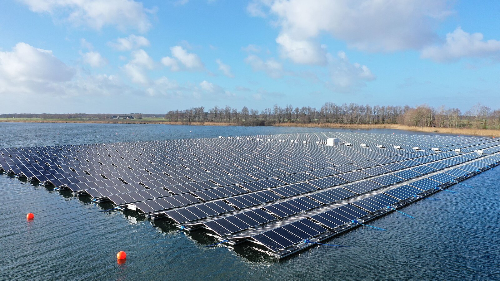 Musteranlage Floating Photovoltaik in den Niederlanden.
