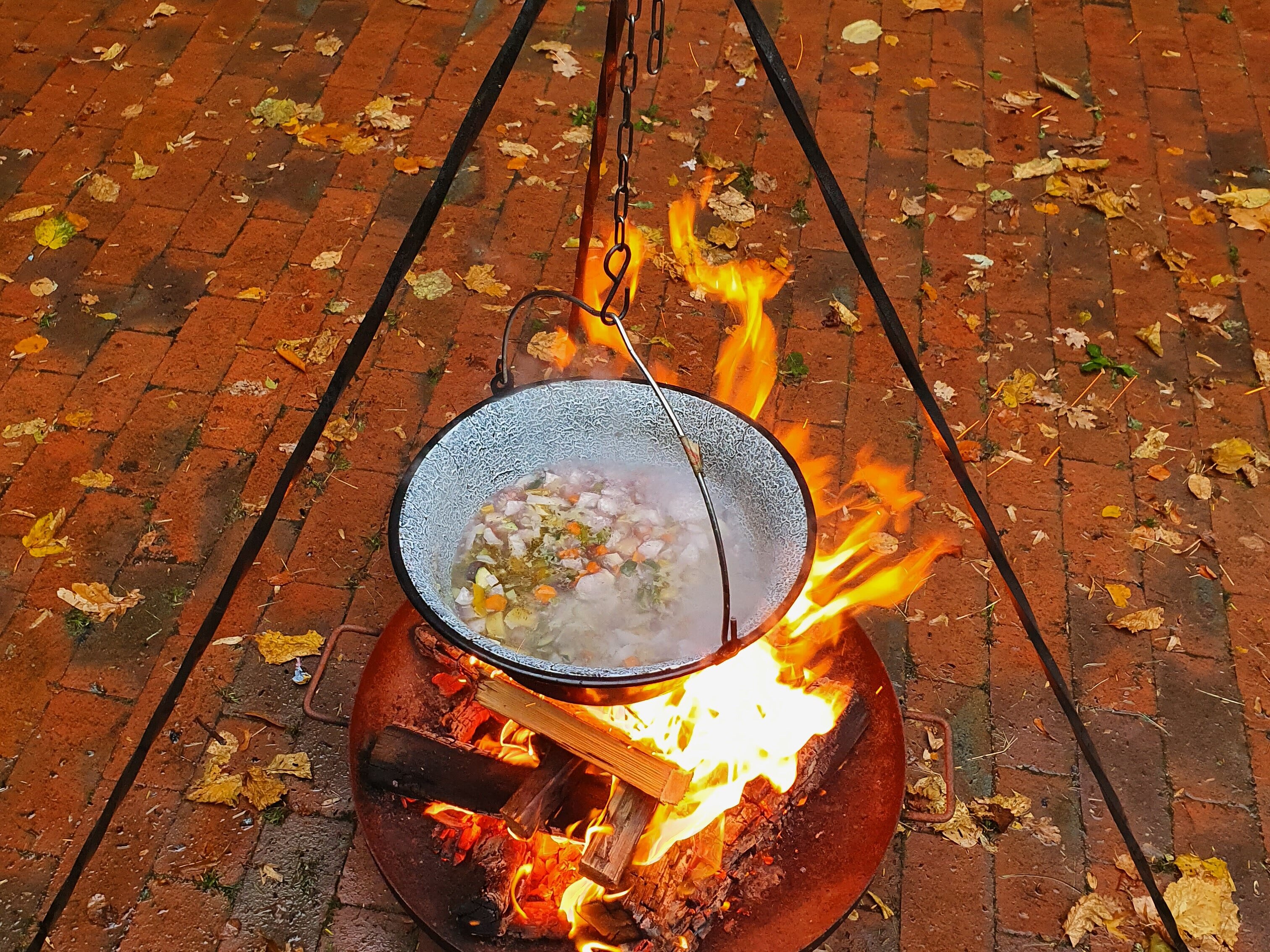 Ein Kochtopf über offenen Feuer.