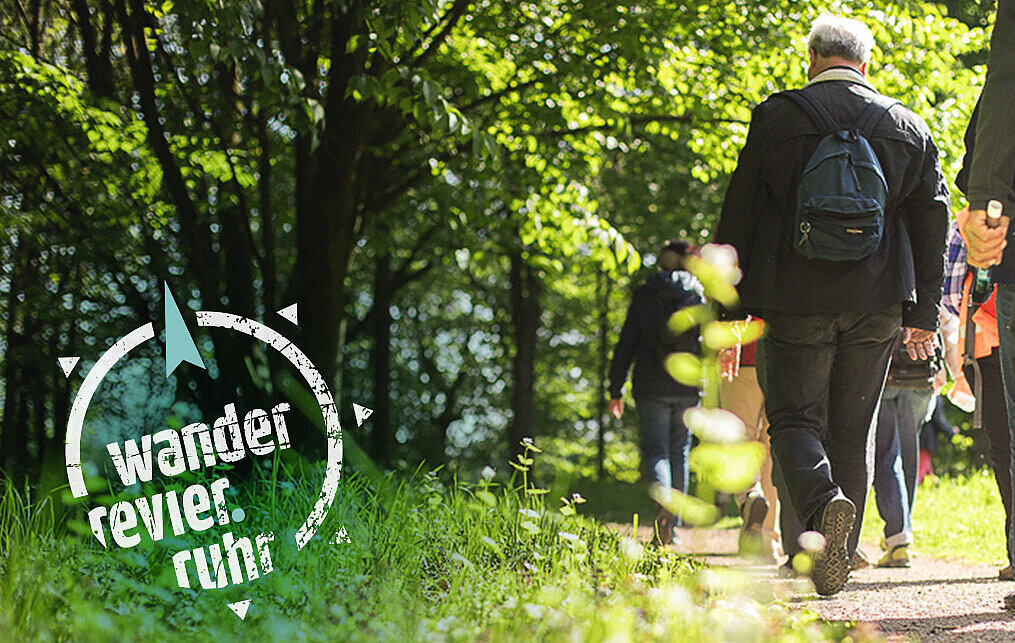 Zum Artikel Wanderrevier Ruhr. Das Foto zeigt eine Wandergruppe, die über einen Waldweg läuft. Dazu das Logo Wanderrevier Ruhr.