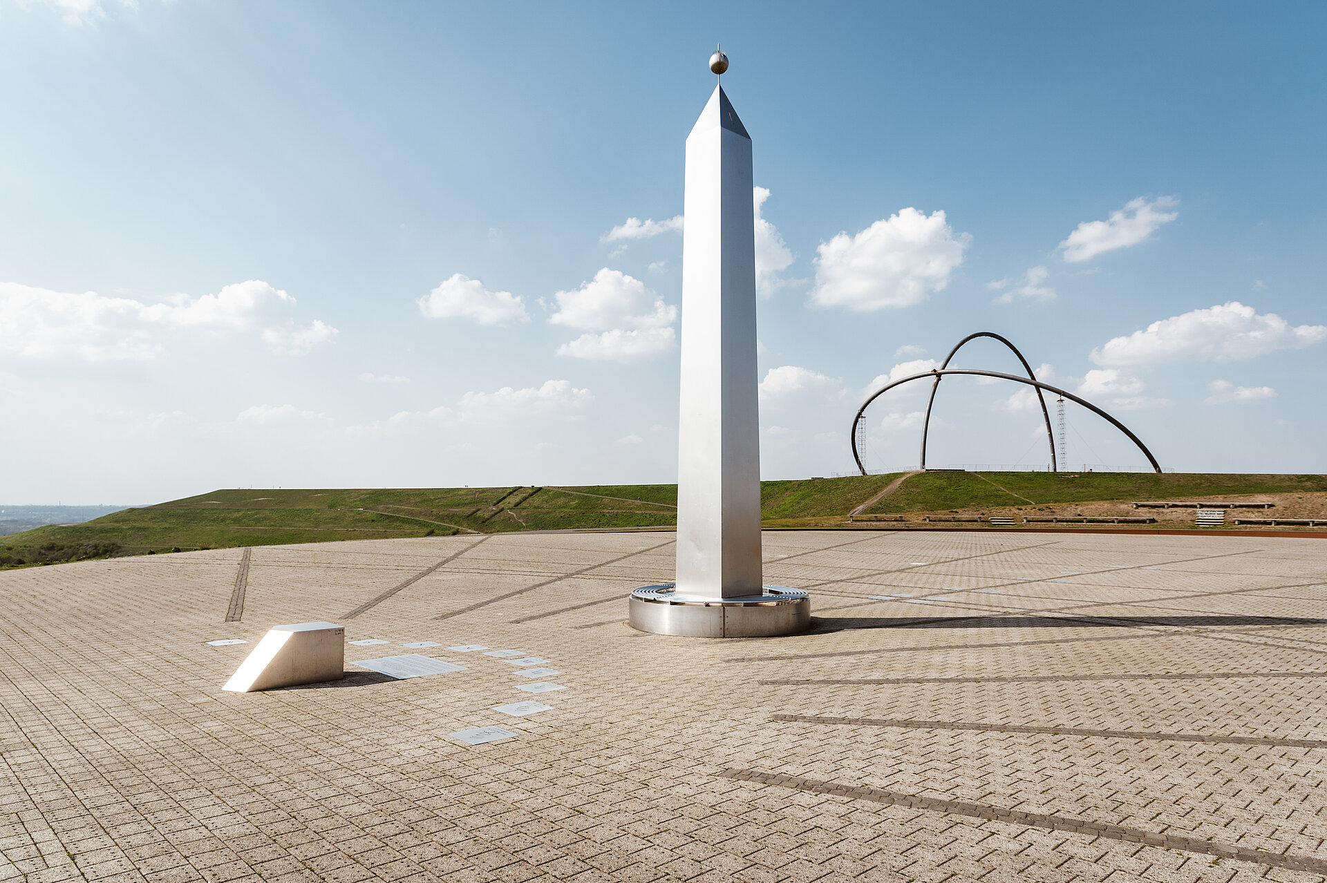 Der Obelisk der Horizontalsonnenuhr auf der Halde Hoheward.