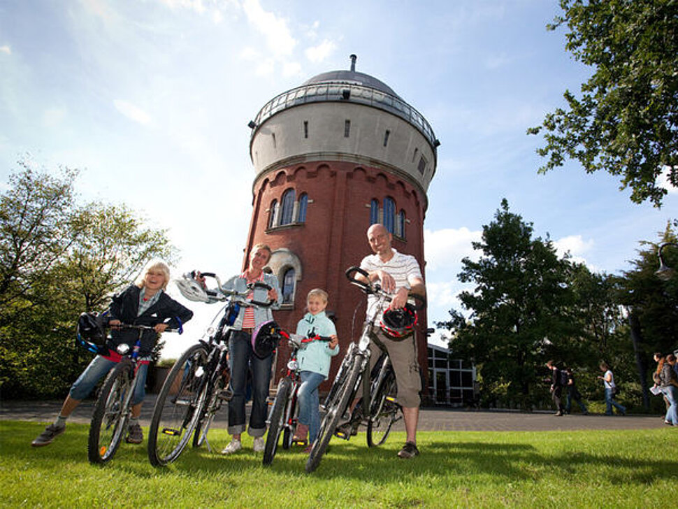 Familie mit Fahrrädern vor Aquarius Wassermuseum