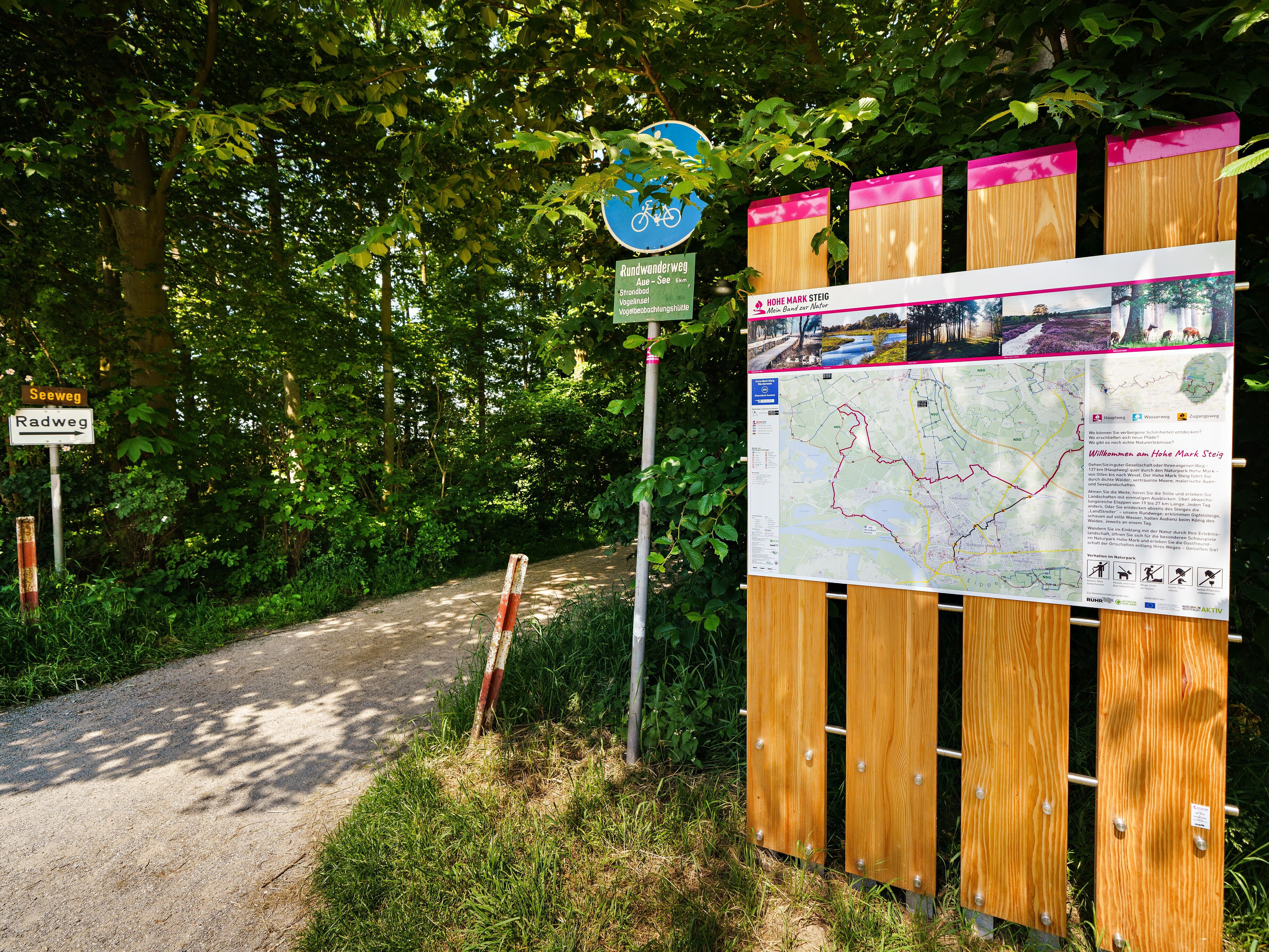 Beschreibungs- und Hinweistafel zum Fernwanderweg Hohe Mark Steig am Auesee in Wesel.
