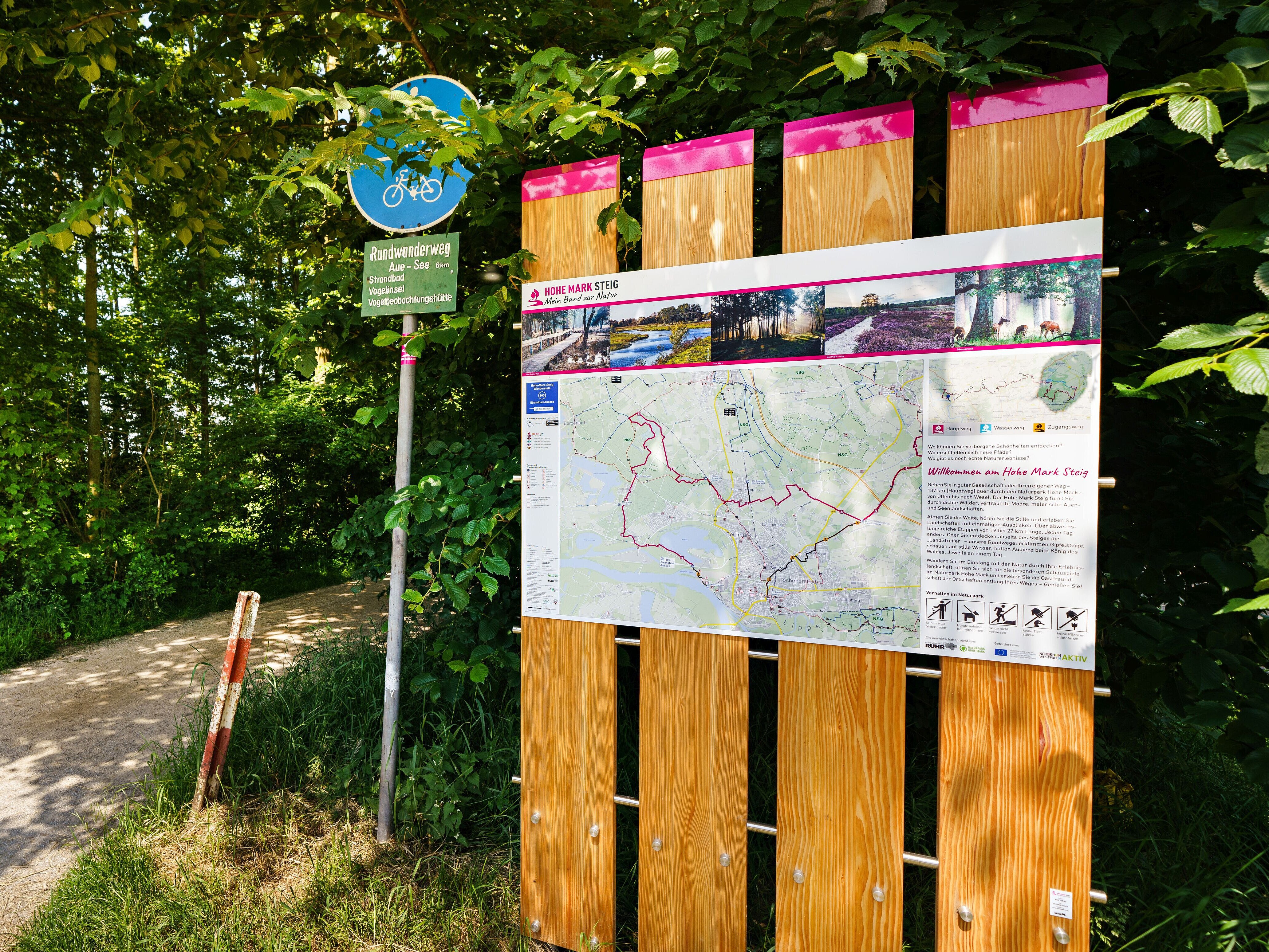 Beschreibungs- und Hinweistafel zum Fernwanderweg Hohe Mark Steig am Auesee in Wesel.