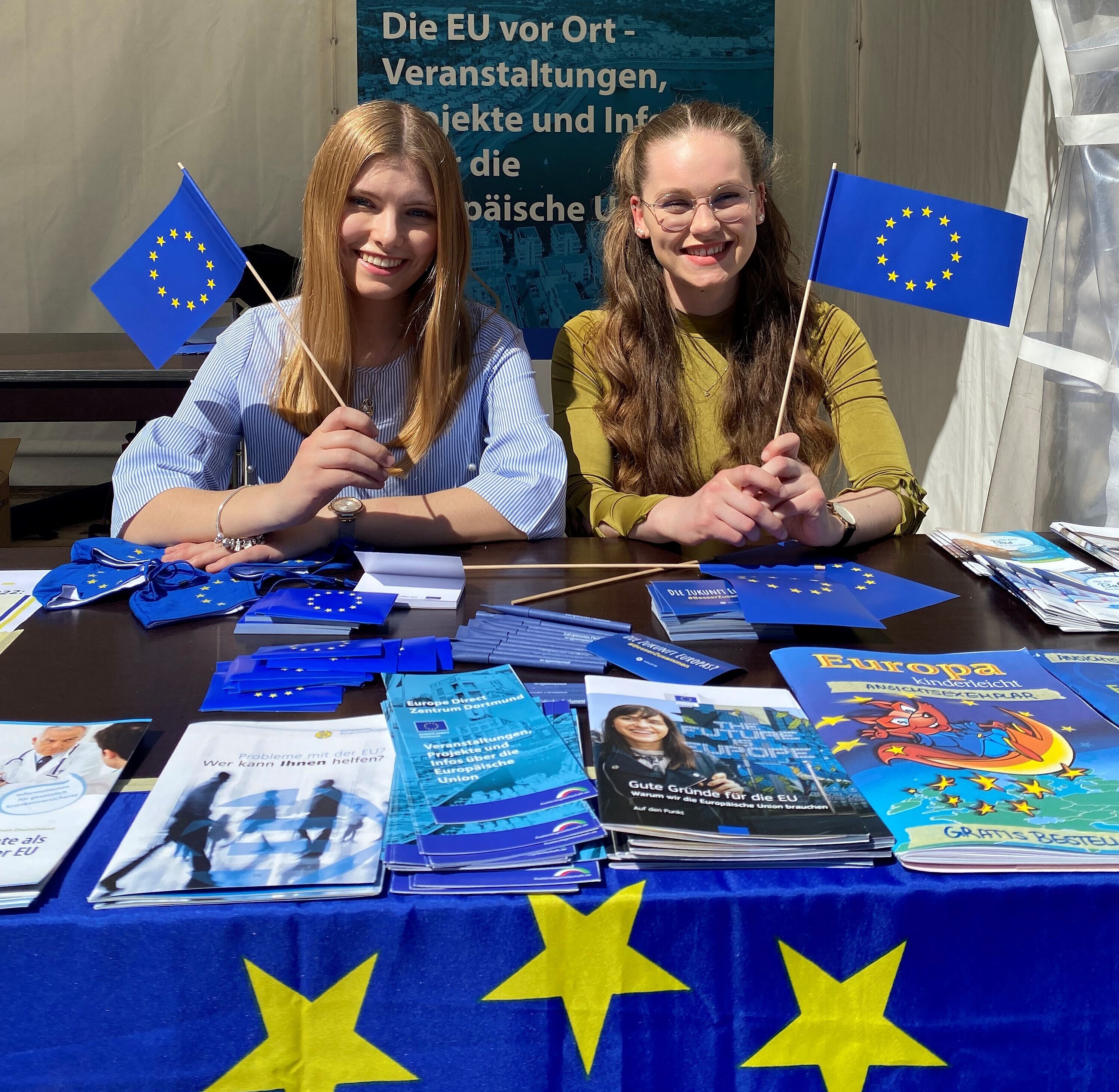Zwei Mädchen am Infostand für die Europawochen