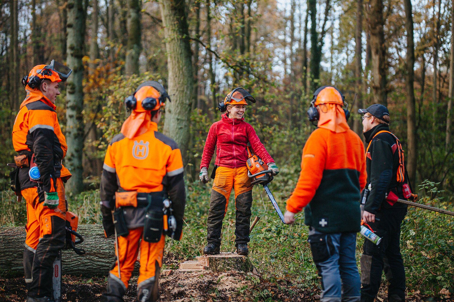 RVR-Forstwirtin Katharina Lechtenfeld (Mitte) zusammen mit dem RVR-Revierleiter Frederik Vollmer (rechts) bei einem Gespräch mit Auszubildenden im RVR-Waldgebiet Haard im Dezember 2020.