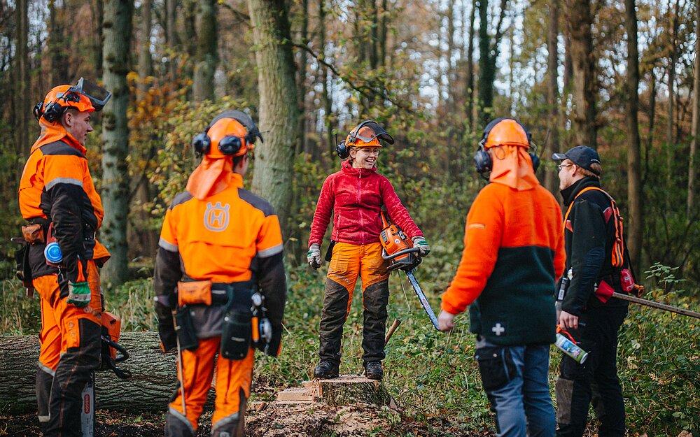 RVR-Forstwirtin Katharina Lechtenfeld (Mitte) zusammen mit dem RVR-Revierleiter Frederik Vollmer (rechts) bei einem Gespräch mit Auszubildenden im RVR-Waldgebiet Haard im Dezember 2020.