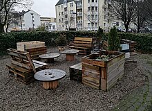 Sitzecke und Hochbeete im Grünen Wohnzimmer