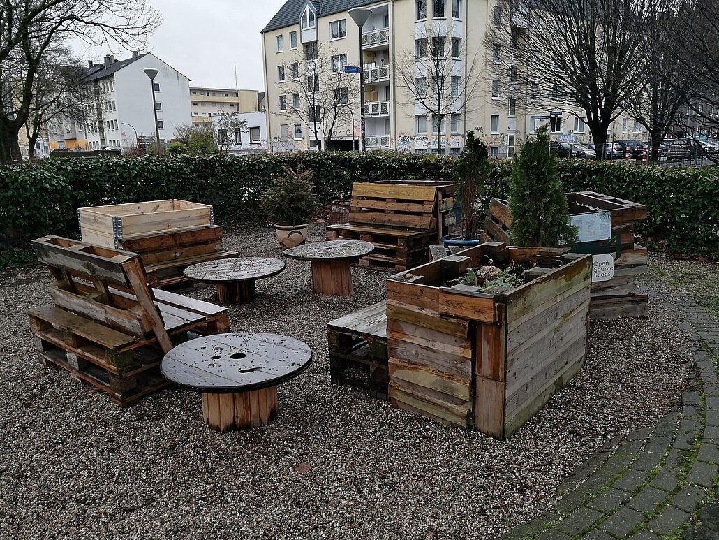 Sitzecke und Hochbeete im Grünen Wohnzimmer