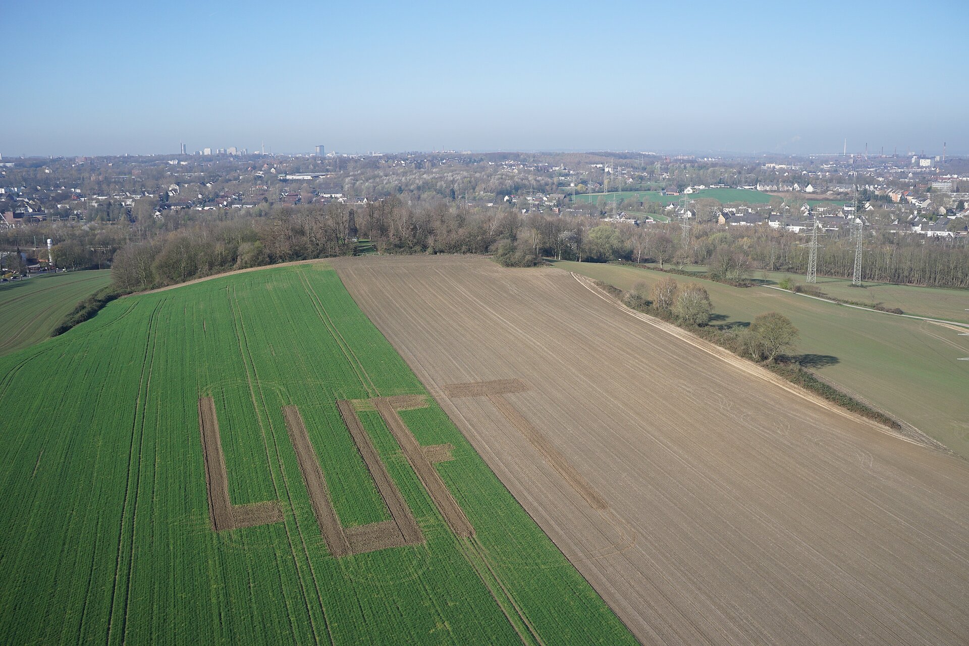 Drohenfoto vom Schriftzug LUFT im Landschaftspark Mechtenberg/Rheinelbe