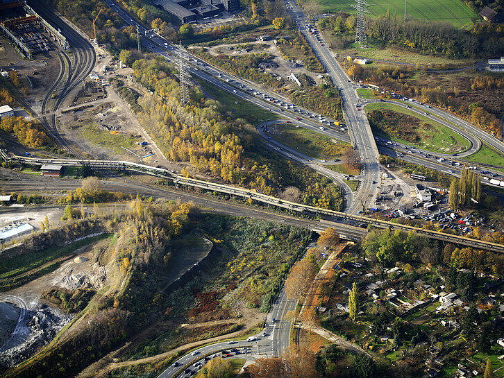 Luftbildaufnahme eine Verkehrsknotenpunktes in Bochum rund um die A40