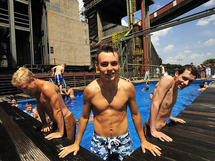 Jugendliche beim Schwimmen im Zollverein Schwimmbad Essen