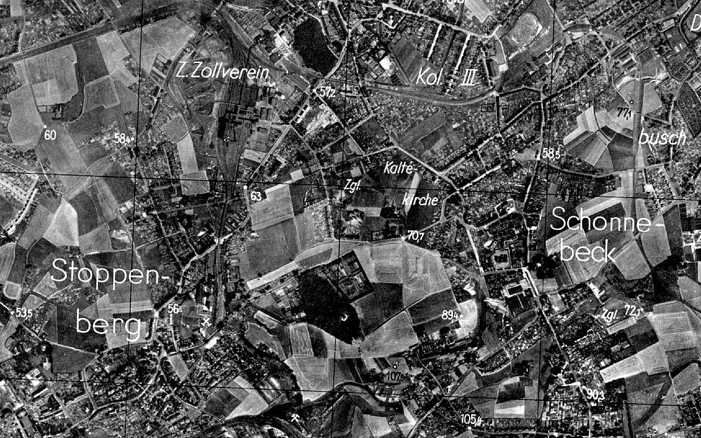 Schwarz-Weiß-Foto: Luftbild vom Areal der Zeche Zollverein in Essen, aufgenommen im Befliegungszeitraum 1934-1939.