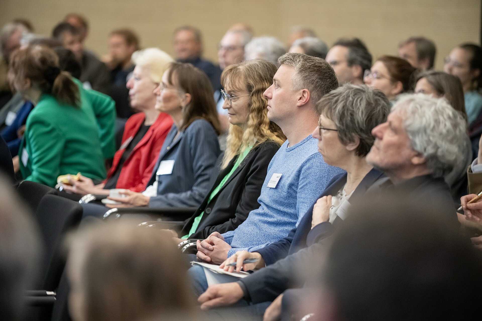 Nahaufnahme von Teilnehmenden im Plenum