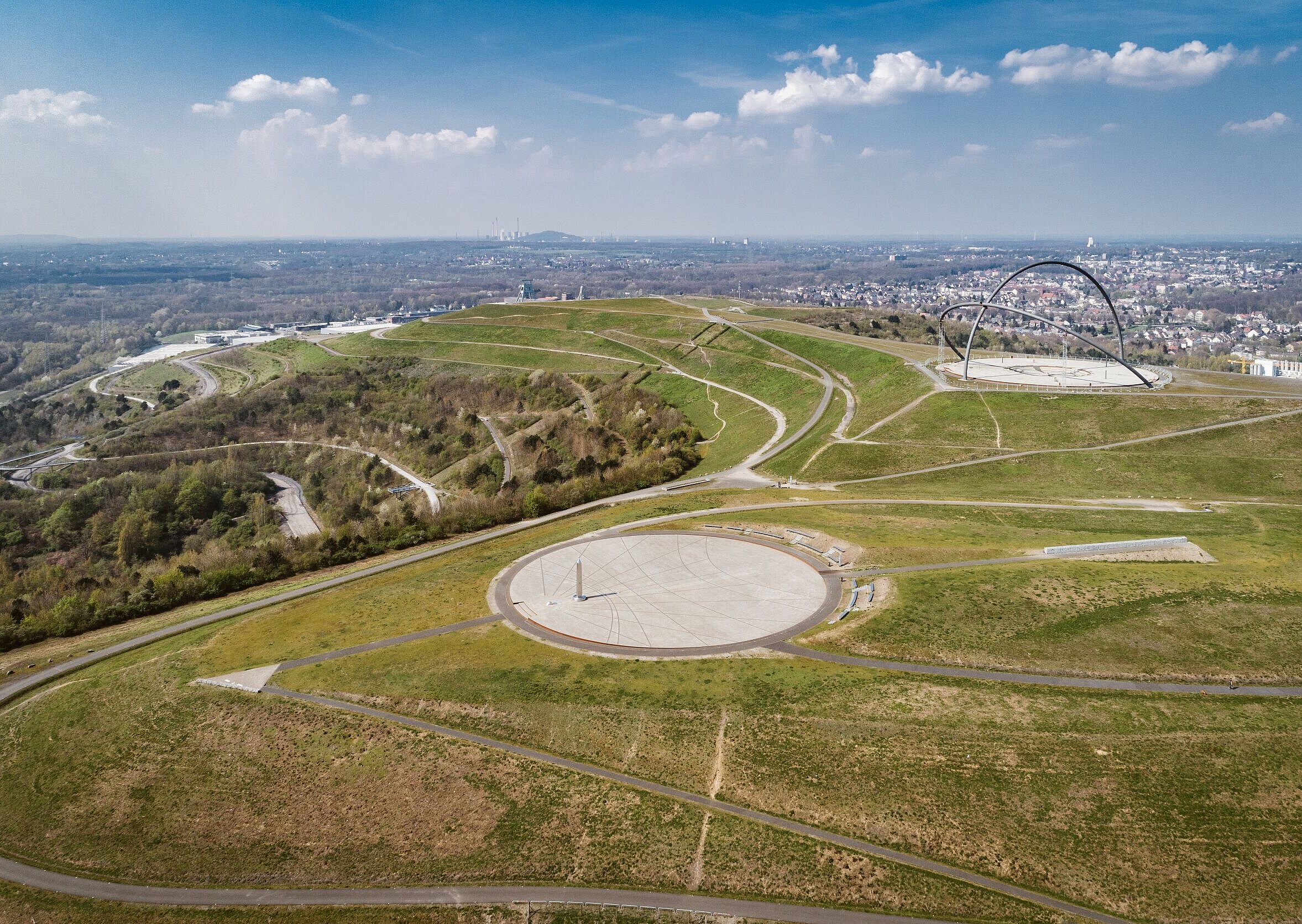 Obelisk und Horizontobservatorium auf der Halde Hoheward an der Stadtgrenze Herten/Recklinghausen.