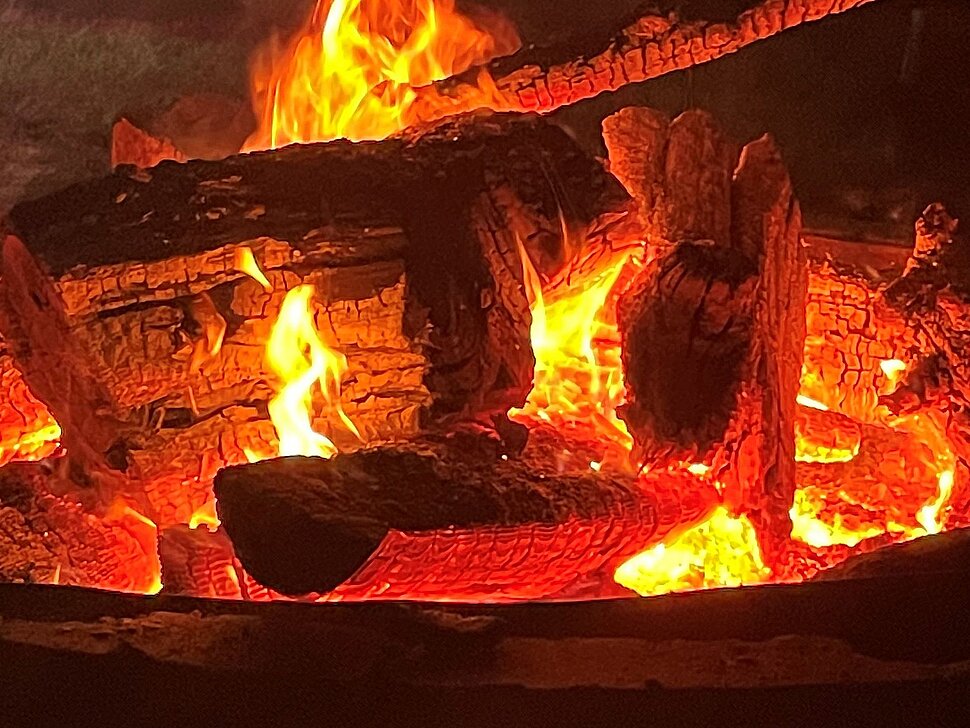 Feuerschale mit glühenden Holzscheiten