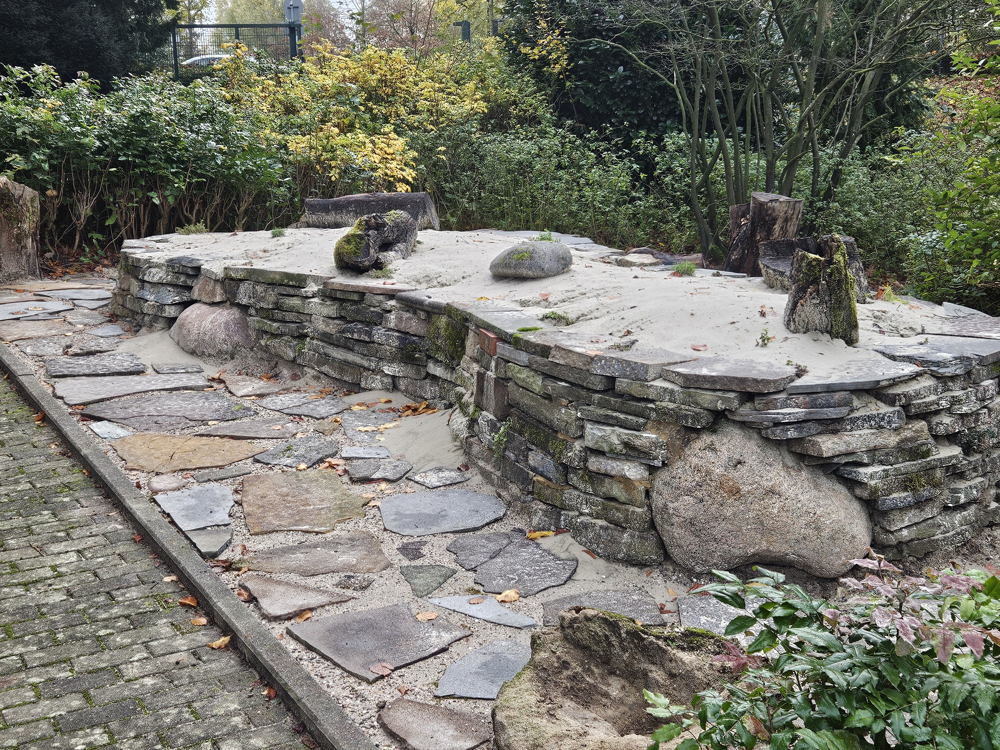 Trockenmauer und Sandbeet des Sandariums auf dem Friedhof in Bottrop