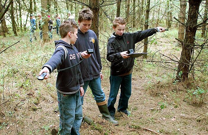 Kindergruppe untersuchen einen Kescher