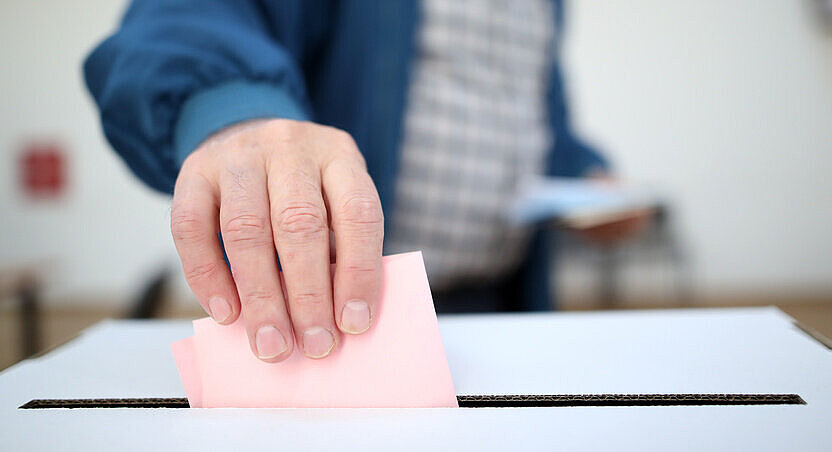 Stimmabgabe an der Wahlurne.