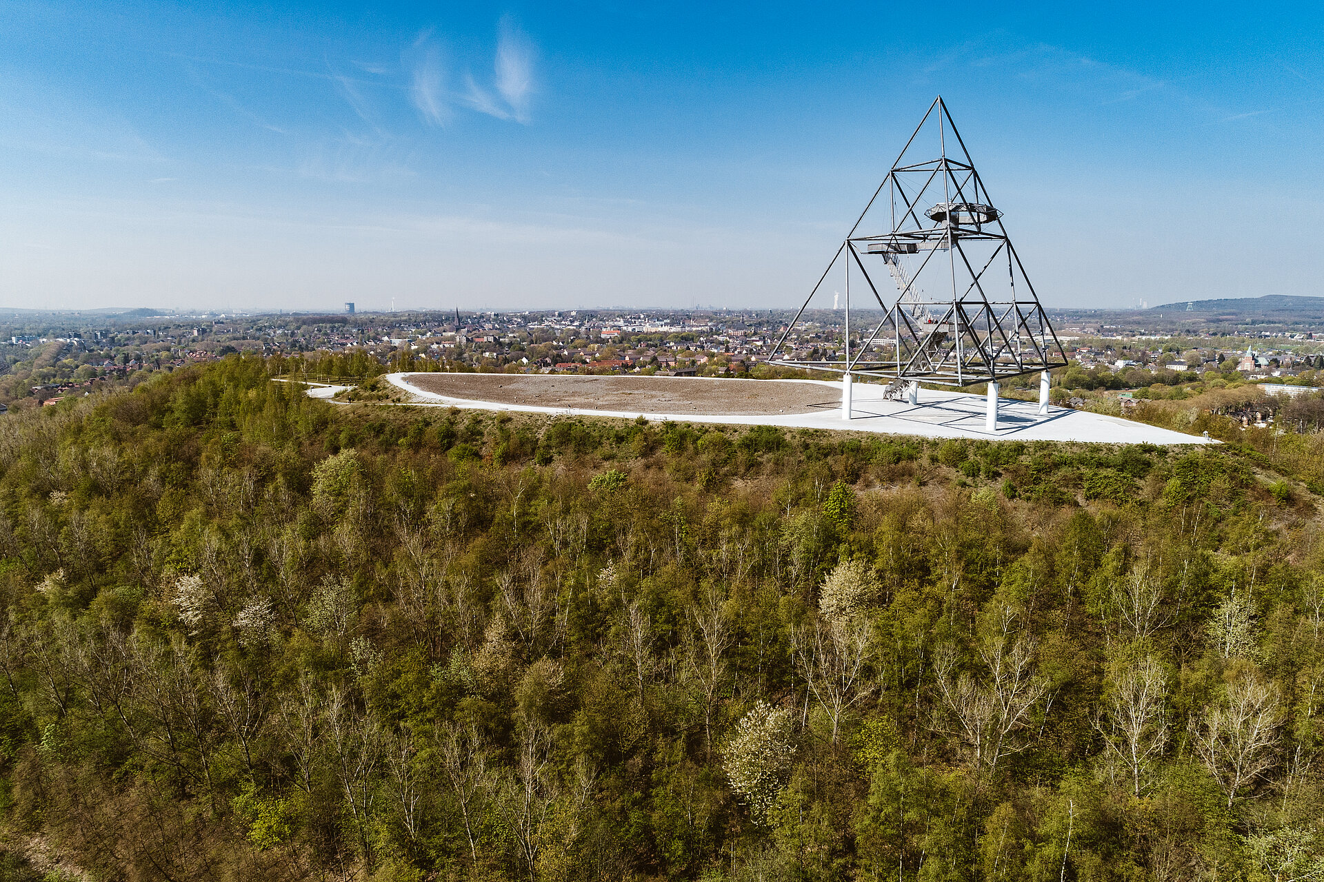 Der Tetraeder krönt die Bergehalde Beckstraße in Bottrop.