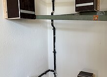 Blick aus dem Inneren des Artenschutzturms auf vier eingebaute, nach außen geöffnete Nistkästen