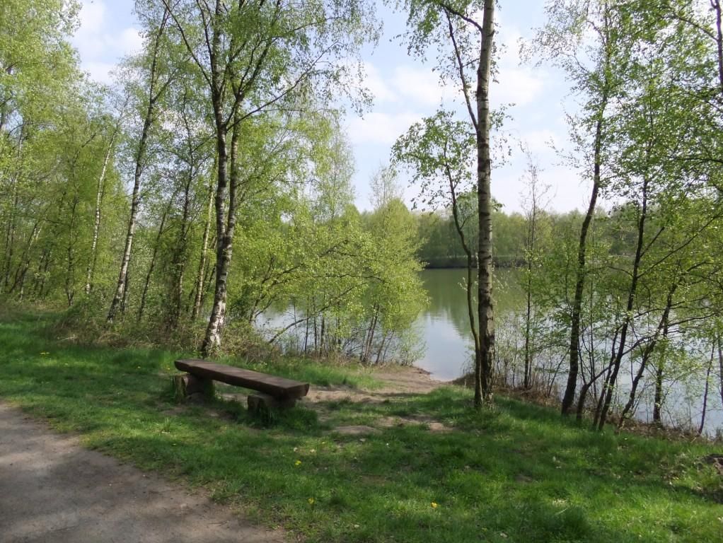 Rasten und den Ausblick genießen am Heidhofsee in der Kirchheller Heide. 
