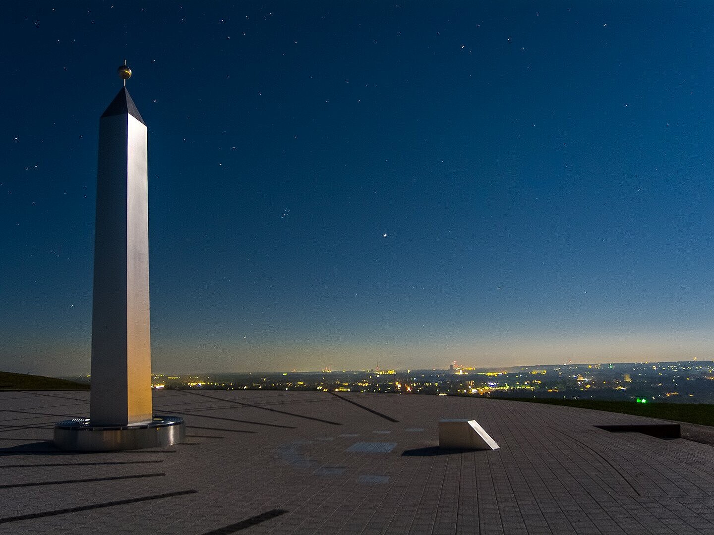 Die Sonnenuhr auf Hoheward vor dem Sternenhimmel.