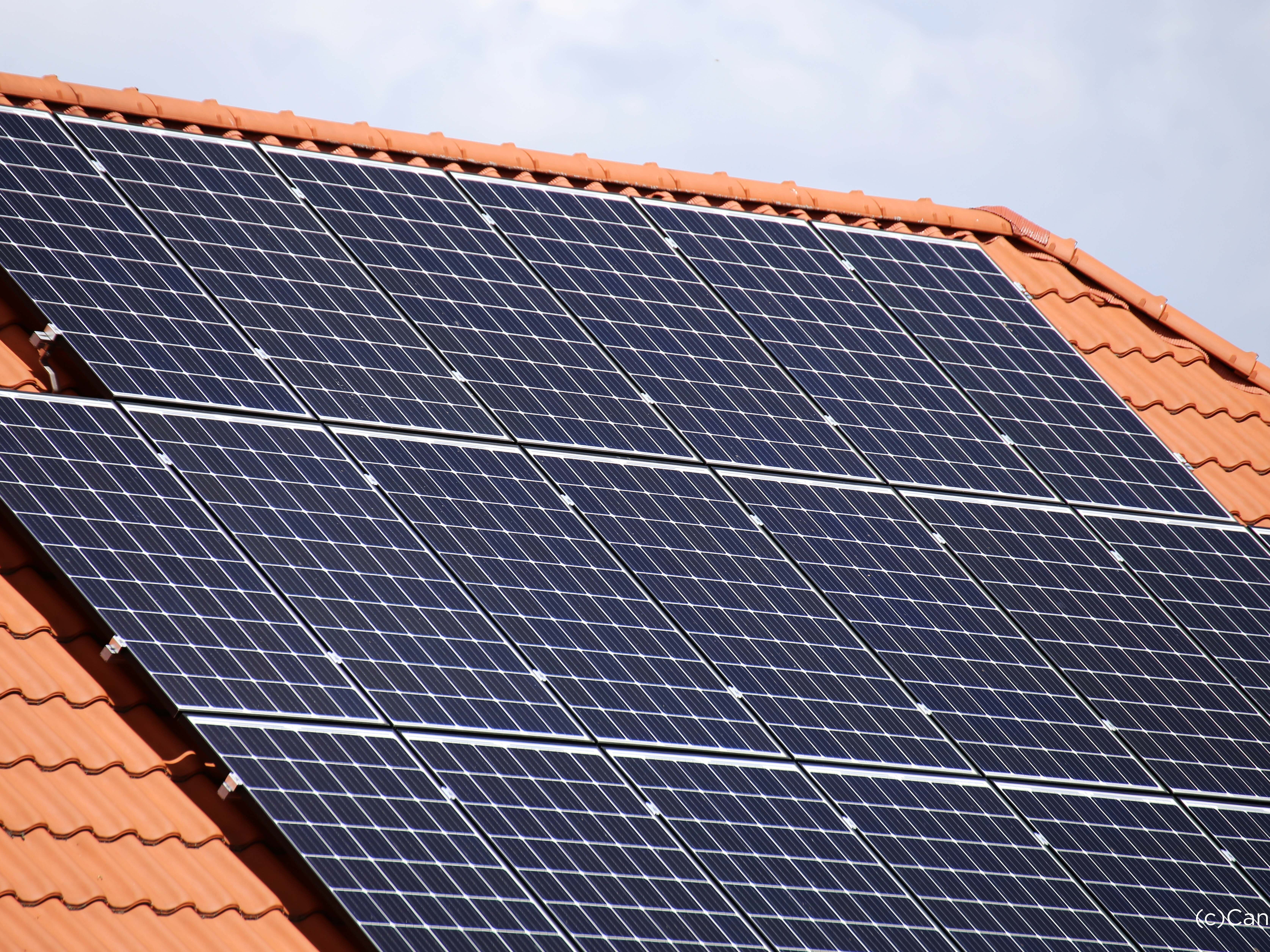 Solarpanels auf einem Schrägdach