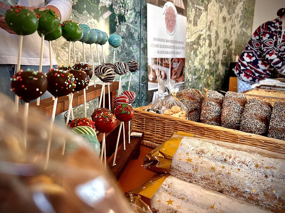 Süßigkeiten, Kekse und Brot auf einer Auslage.