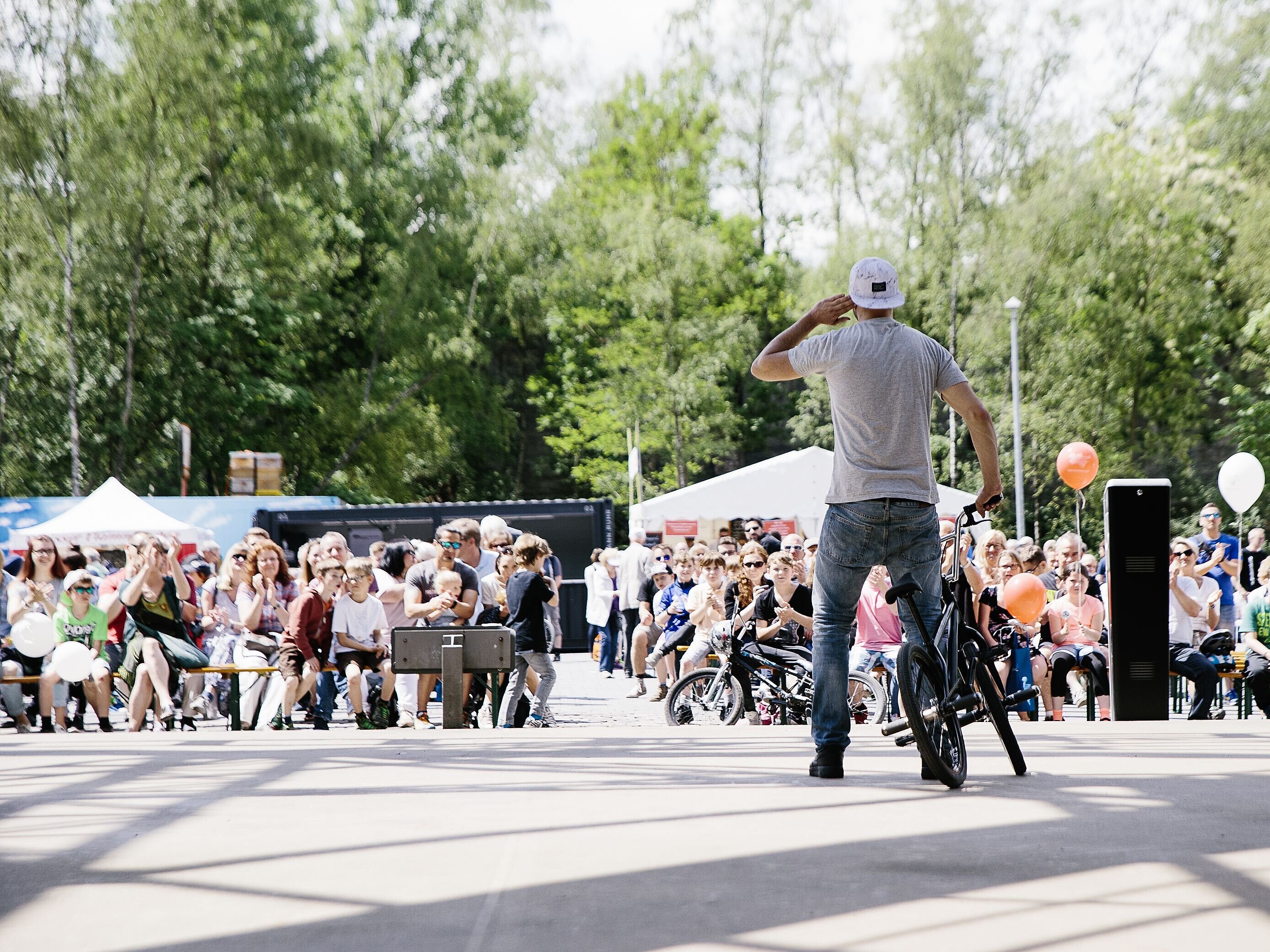 Viele Zuschauer verfolgten begeistert 2017 das Bühnenprogramm beim Fahrradsommer Industriekultur.