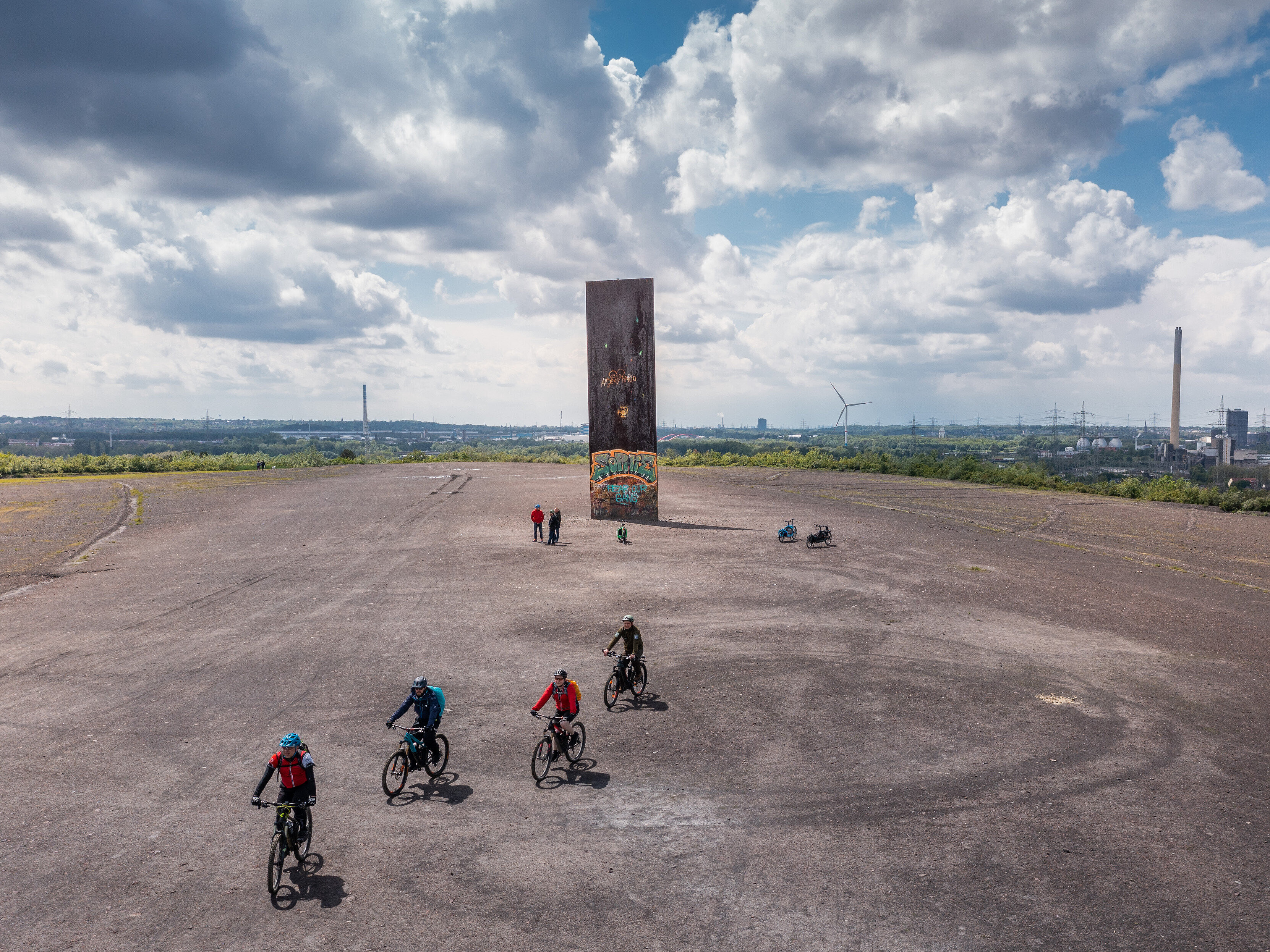 Schurenbachhalde mit MTB-Fahrern von oben gesehen.