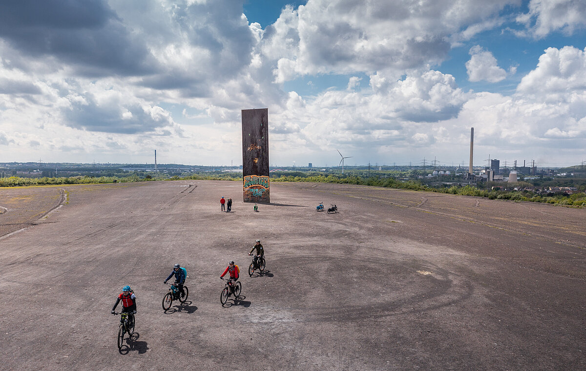 Schurenbachhalde mit MTB-Fahrern von oben gesehen.