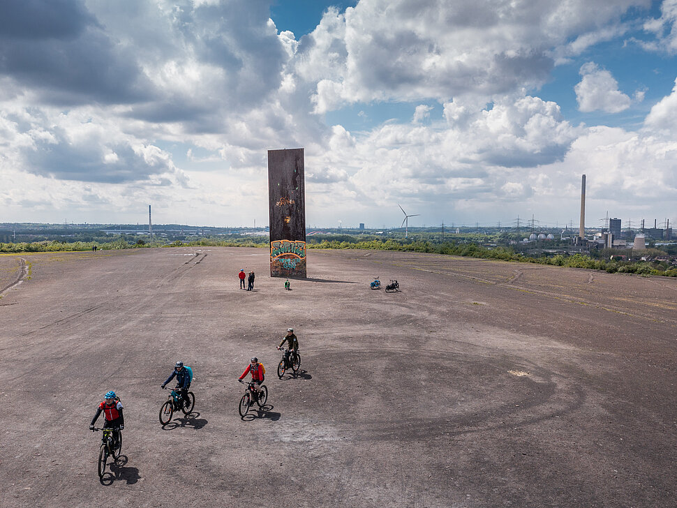 Schurenbachhalde mit MTB-Fahrern von oben gesehen.