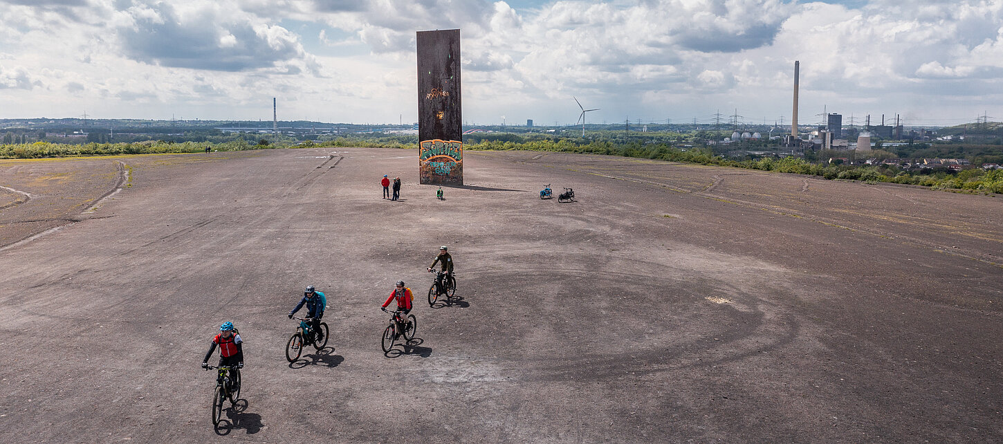 Schurenbachhalde mit MTB-Fahrern von oben gesehen.