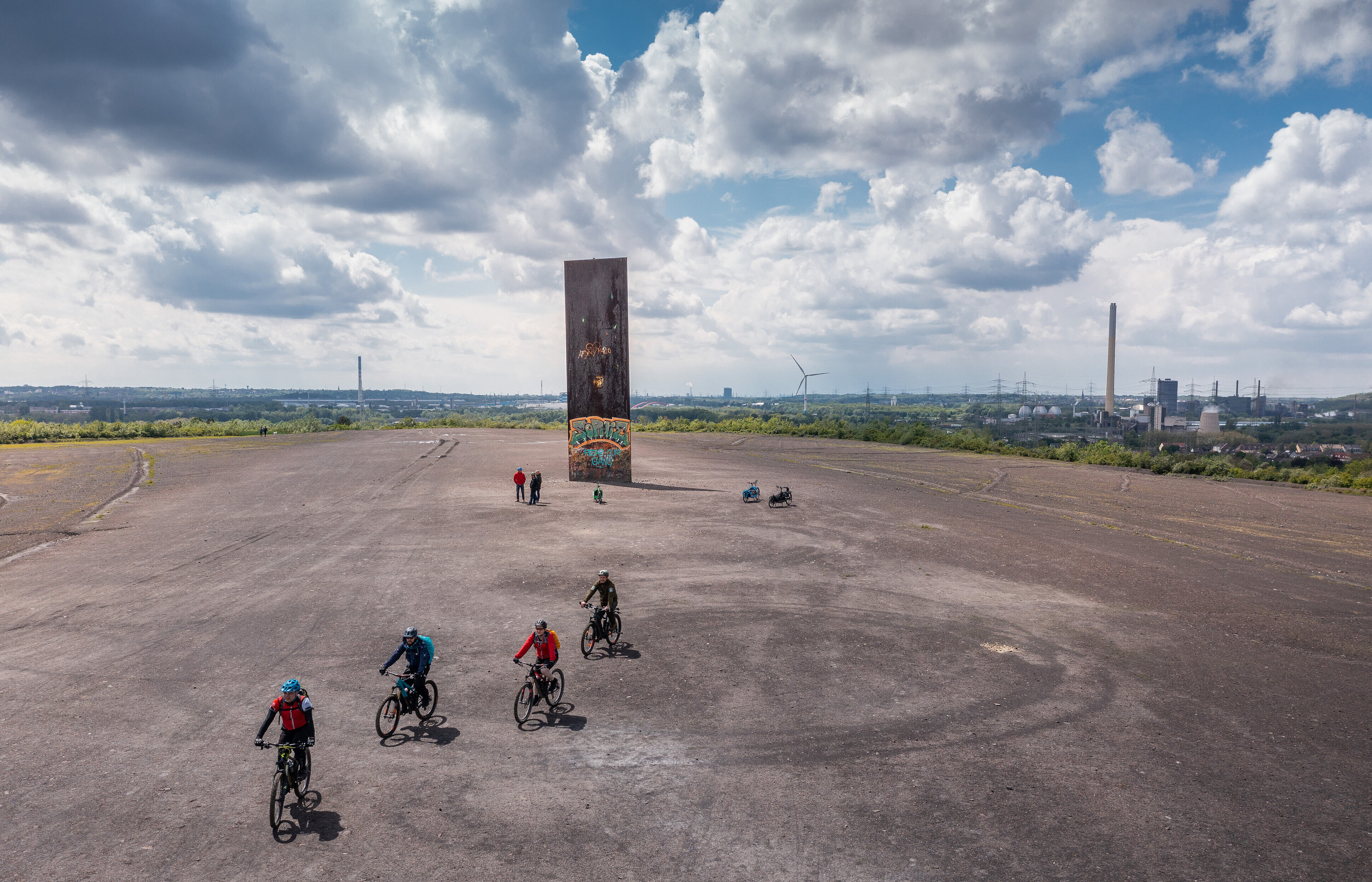 Schurenbachhalde mit MTB-Fahrern von oben gesehen.