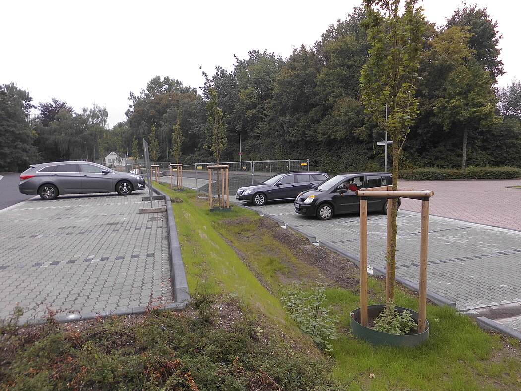 Blick auf einen umgebauten Parkplatz mit versickerungsfähigem Pflastet