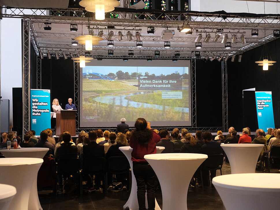 Blick auf die Bühne bei der Veranstaltung "Biodiversität in der Metropole Ruhr" am 06.11.2023 