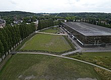 Begrünte Schotterflächen nach den Umbaumaßnahmen