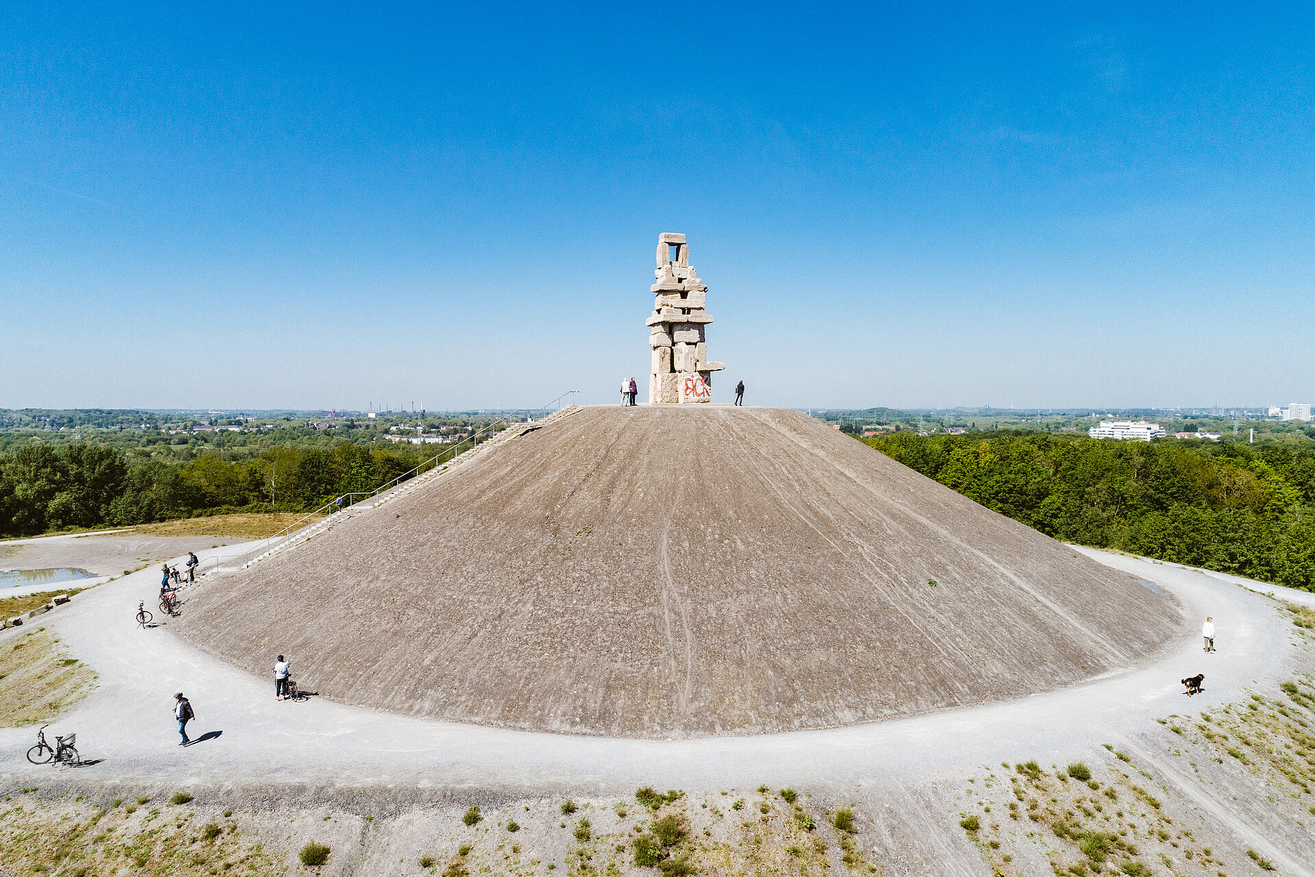 Die Betonquader wurden in Form einer Treppe aufgestapelt.