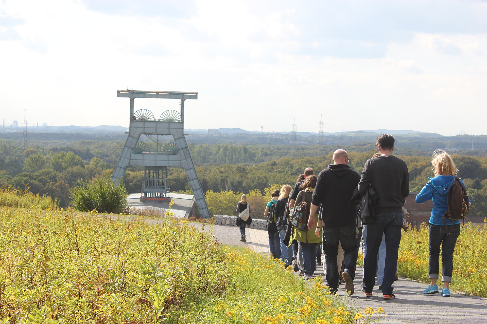 Haldenwanderung auf Hoheward mit Blick auf Schacht VII