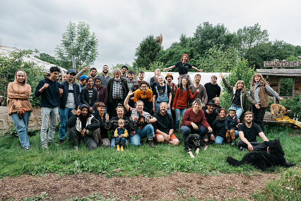 Gruppenfoto der AkteurInnen am Hof Bergmann