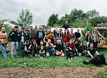 Gruppenfoto der AkteurInnen am Hof Bergmann