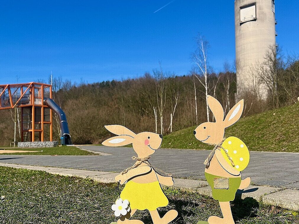 Zwei Holzhasen auf einer Wiese