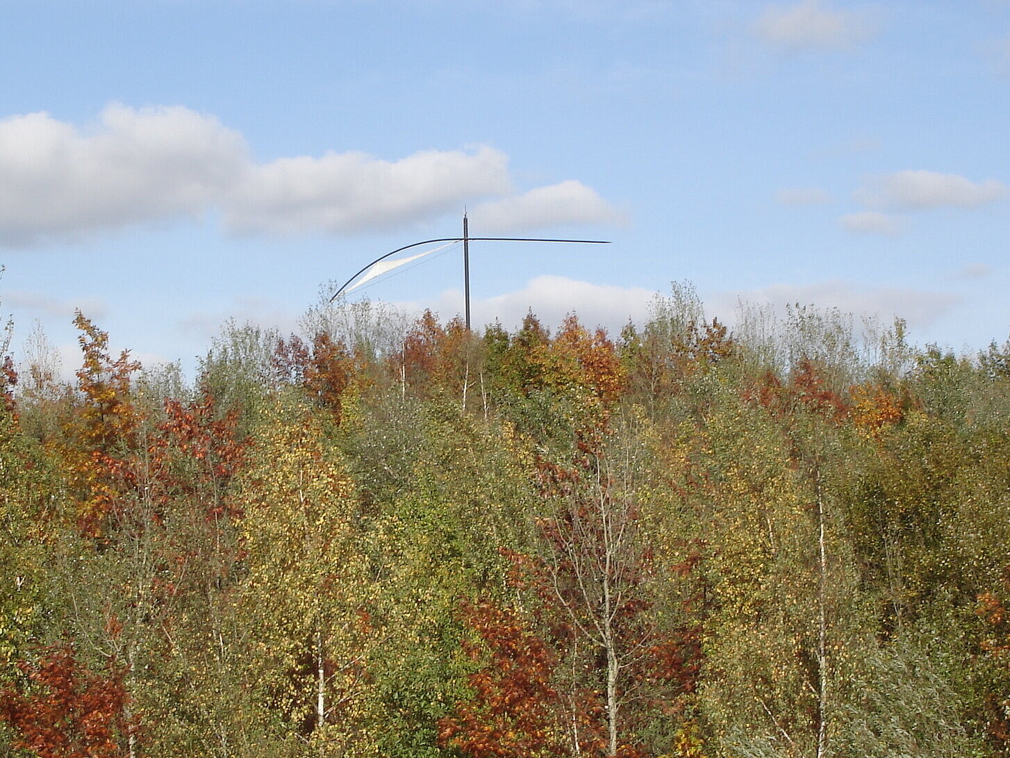 Die Skulptur Windzeiger des Essener Künstlers Jens J. Meyer auf der Halde Saschen in Hamm.